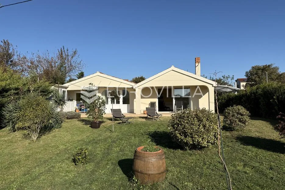 Istra, Muntić, osunčana samostojeća kuća 103 m² na mirnoj lokaciji s lijepom okućnicom - Muntić, Ližnjan