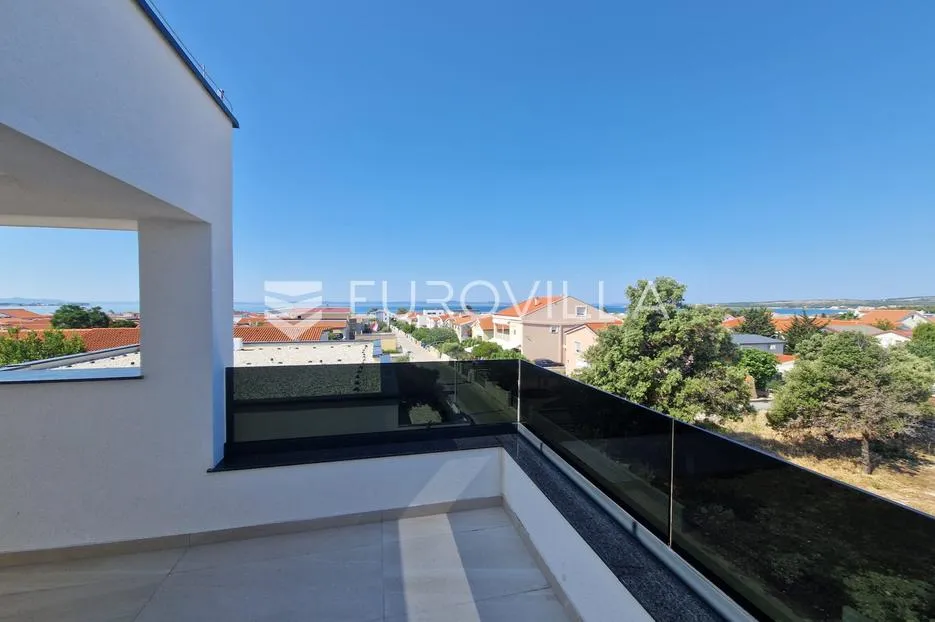 vir, trosobni apartman s krovnom terasom, pogled na more i okolicu - slika 16