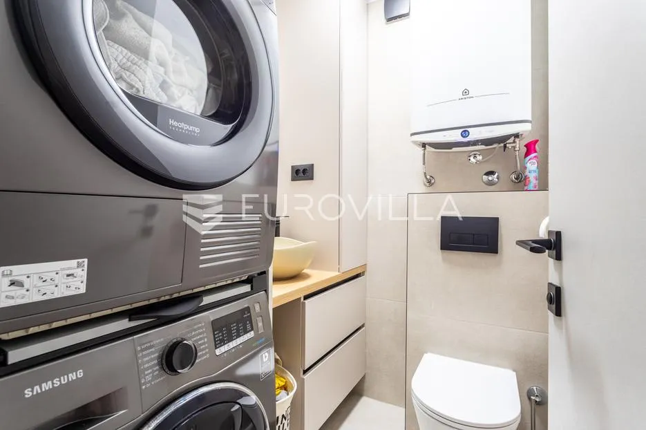 split, pujanke, trosoban stan s pogledom na more i terasom, kompletno renoviran - slika 10
