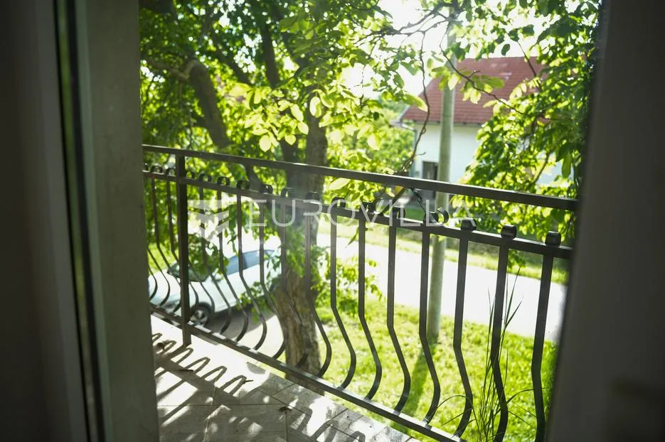 tovarnik, izuzetna prilika, prostrana kuća s tri stana i okućnicom od 1.949 m² - slika 18