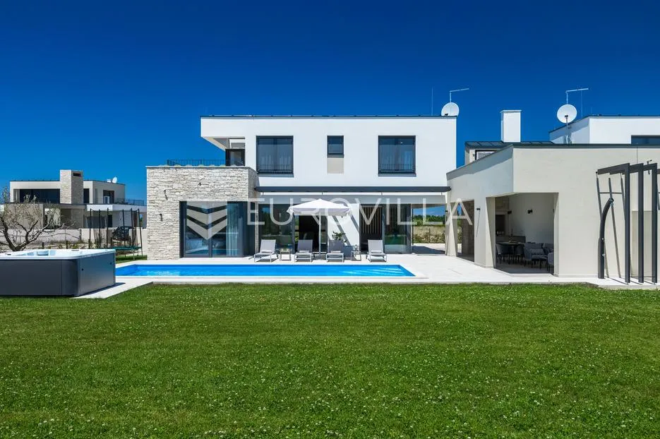 istra, brtonigla, moderna vila s bazenom i jacuzzijem - slika 2