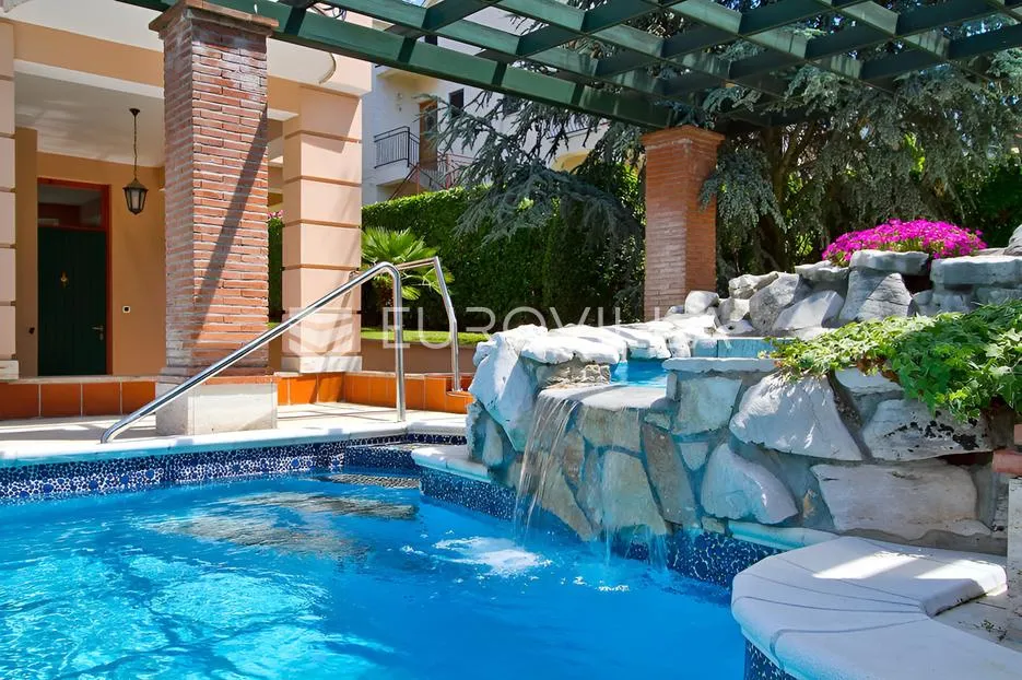 poreč, ekskluzivna vila s 430 m2, atraktivna lokacija - slika 8