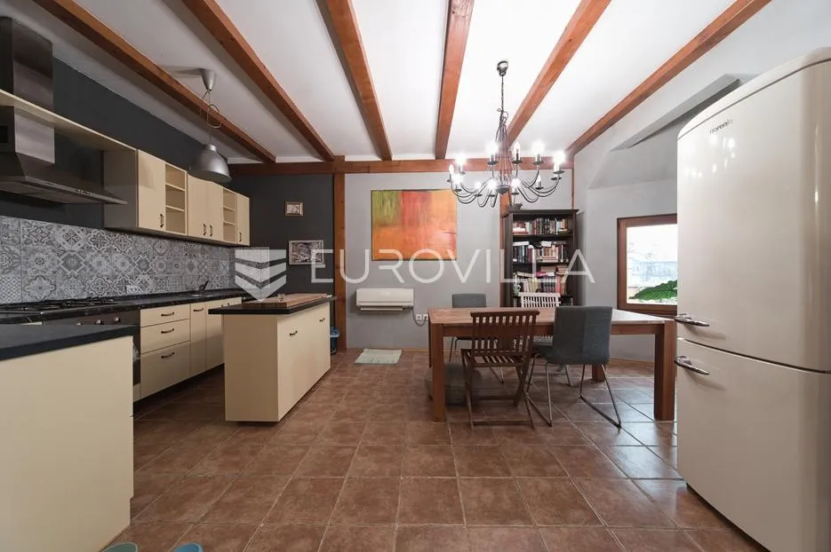 Osijek, Bilje, četverosobna kuća sa bazenom, 126 m²