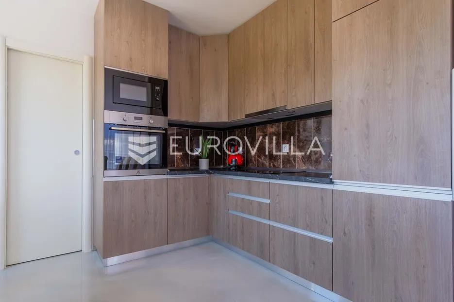 istra, poreč, unikatna dizajnerska vila s dodatnim apartmanom, wellnessom i grijanim bazenom - slika 21
