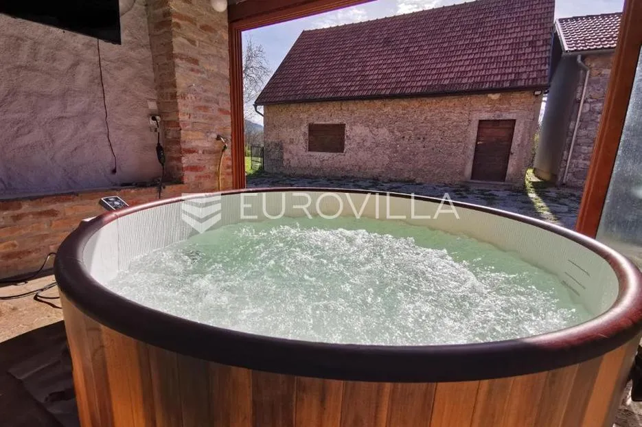 gračac, lijepo imanje u prirodi sa četiri kamene kuće i brojnim sadržajima - slika 24