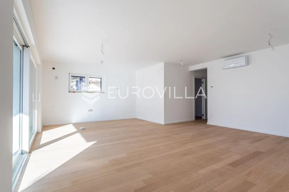 vodice, novogradnja, prostran apartman s dvorištem u centru mjesta, 148,24 m² - slika 3