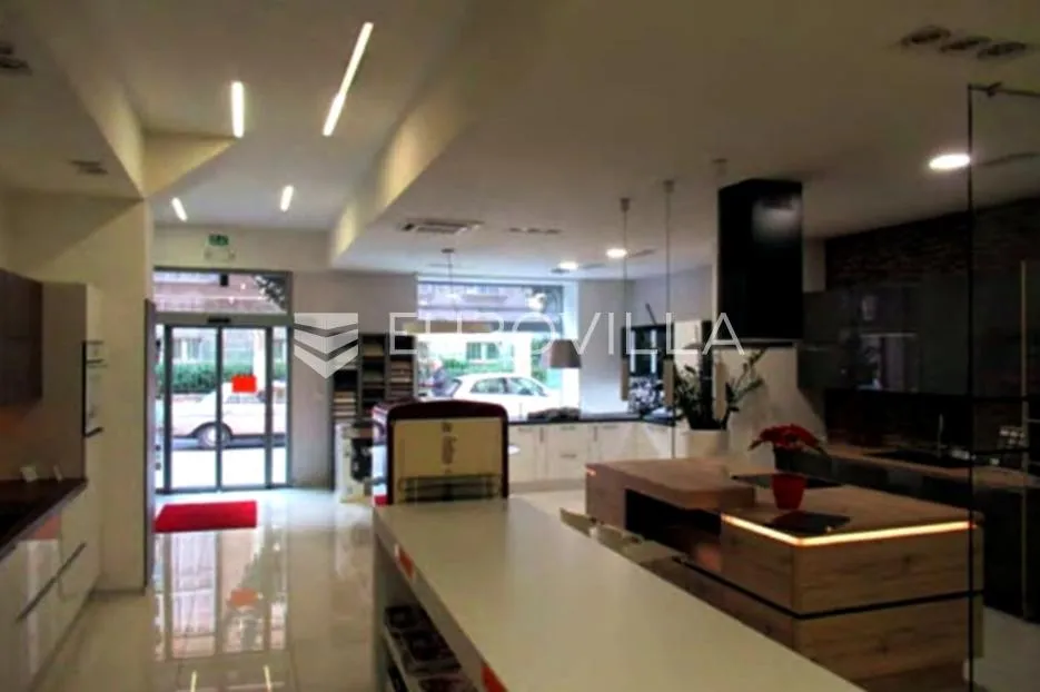 Pula, centar, ulični lokal/poslovni prostor na atraktivnoj lokaciji 177,10 m², ODLIČNA INVESTICIJA