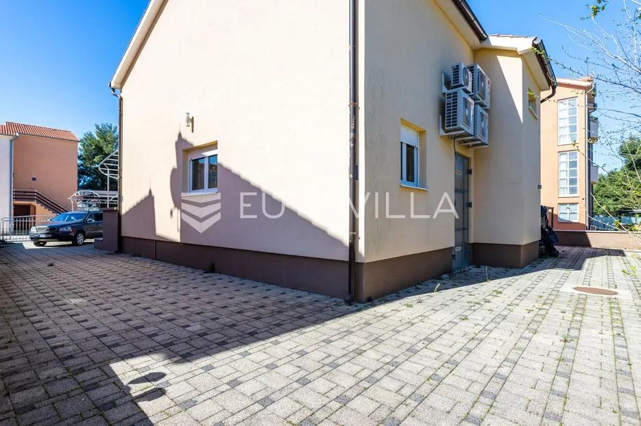 vodice, lijepa i prostrana kuća površine 256,38 m² s dodatnim građevinskim zemljištem - slika 25