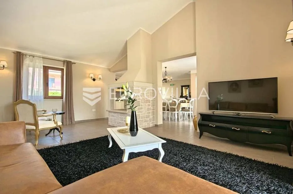 poreč, fuškulin, prekrasna vila okružena zelenilom - slika 37