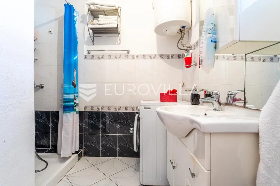 čiovo, okrug gornji, namještena kuća s četiri apartmana i prostranim dvorištem, treći red do mora - slika 30