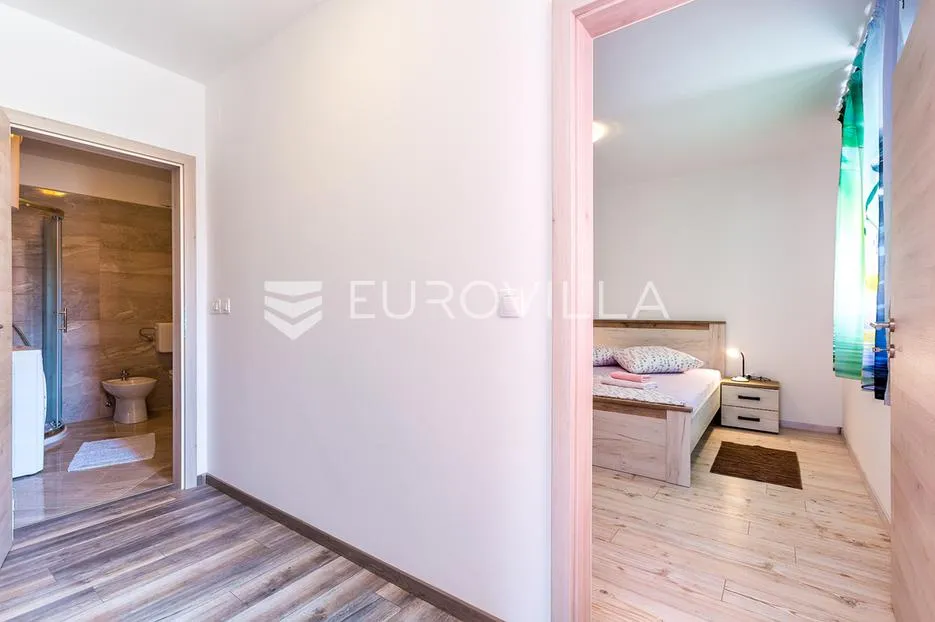 istra, medulin, velika samostojeća kuća sa 7 apartmana 100 m od mora - slika 13