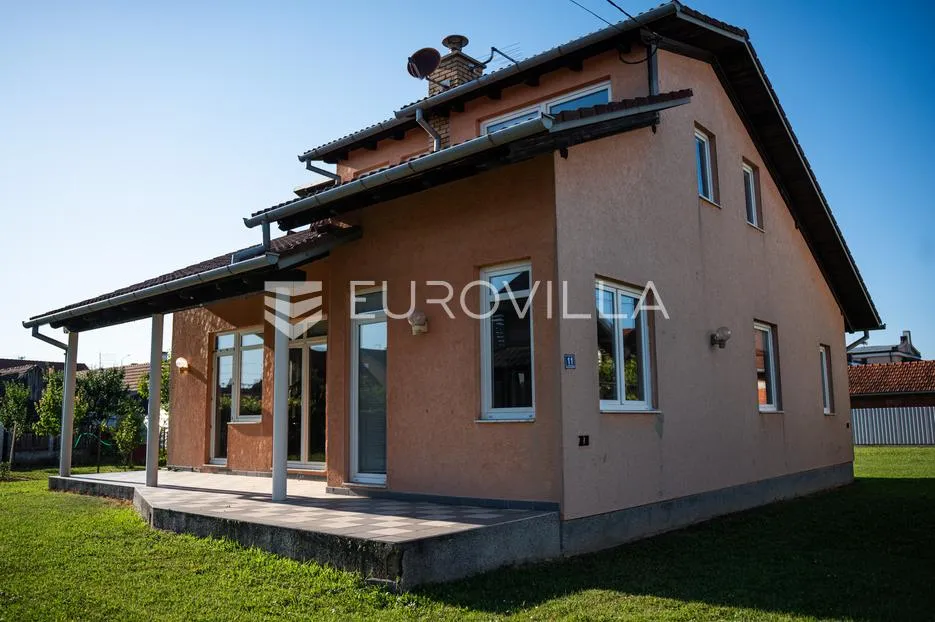 Županja, prostrana obiteljska kuća površine 180 m² na parceli od 788 m² u mirnoj ulici