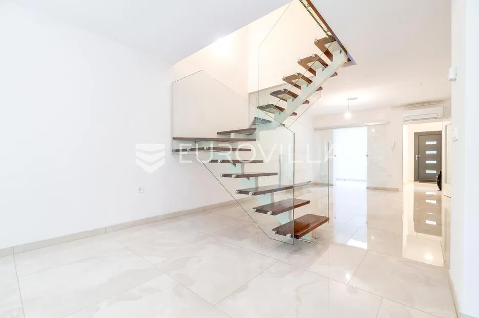 zagreb, maksimir, novouređena trosobna kuća 120 m² s garažom i vrtom - slika 3