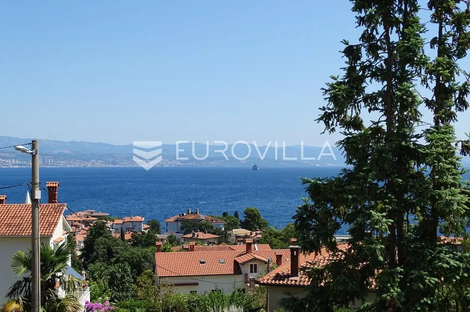 Lovran, penthouse s vrtom, terasama površine 204,78 m²