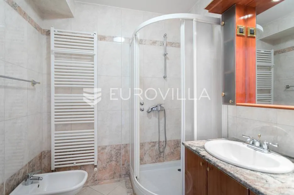 zagreb, šestinski vrh prekrasan šesterosoban dvoetažan stan 250m2 + 2 garaže - slika 8