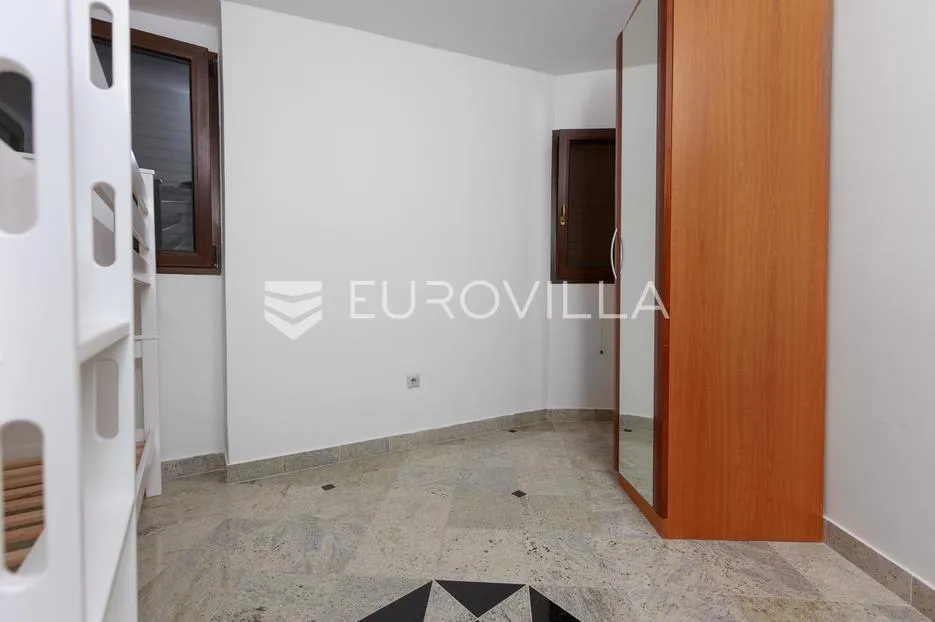 krk, uređen trosoban apartman, velika terasa s otvorenim pogledom - slika 13