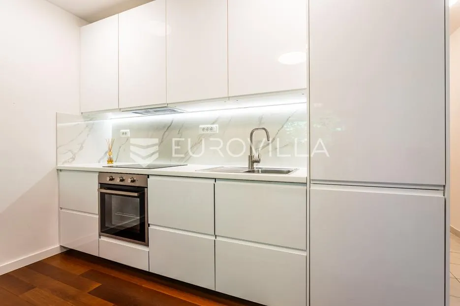 split, gundulićeva ulica, novouređen dvosoban stan u centru grada - slika 7