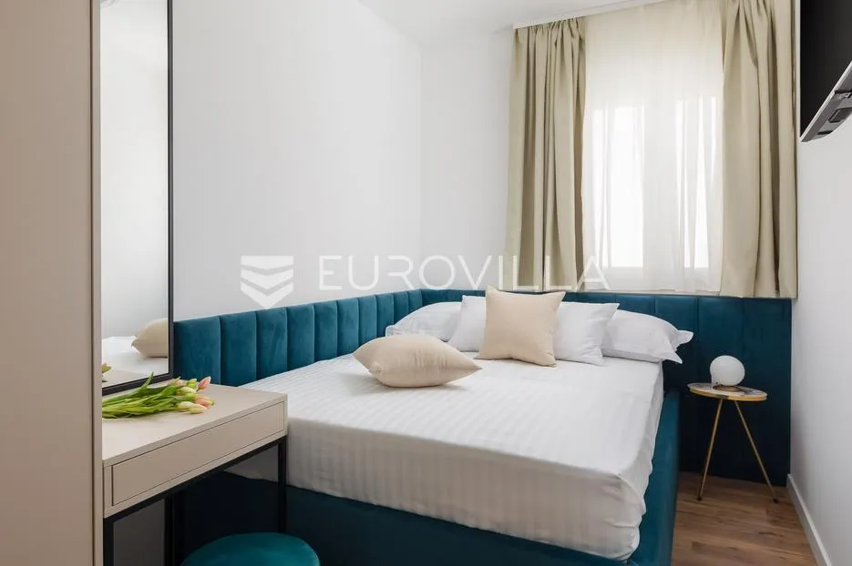 trogir, marina, uređen dvosoban stan u prizemlju bazen i teretana - slika 12