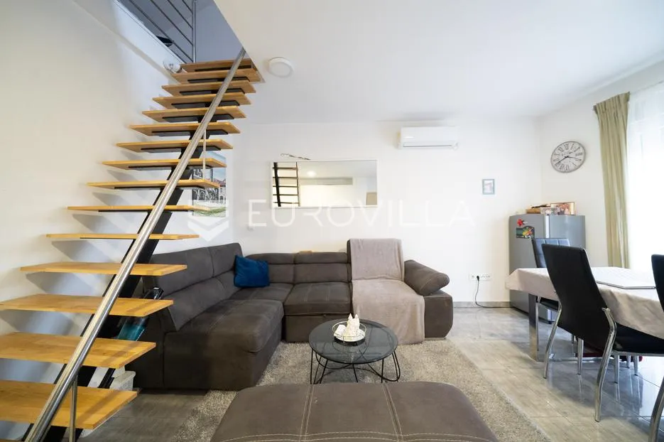 tisno, atraktivna višestambena nekretnina s tri funkcionalna stana i vrtom, površine 165,19 m² - slika 11