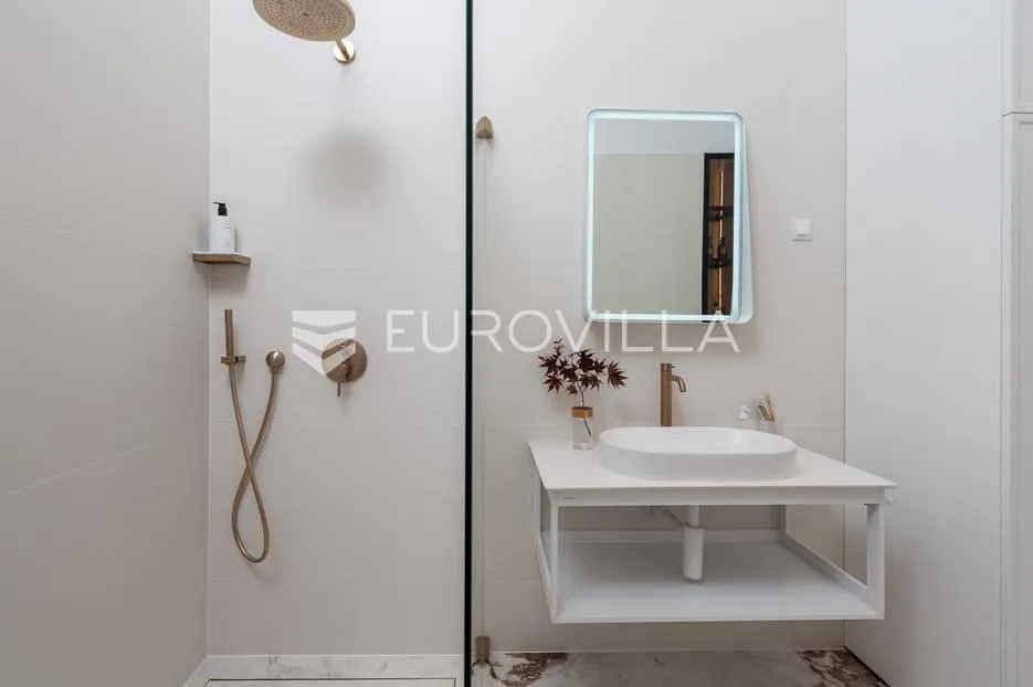 opatija, centar, novouređen luksuzan stan nkp 73,05 m2 - slika 12