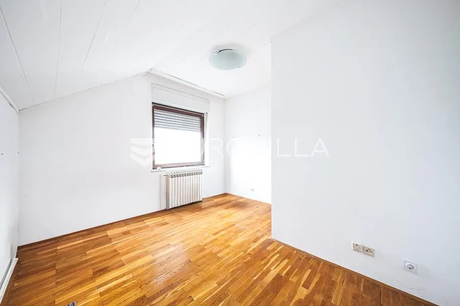 zagreb, lučko, obiteljska kuća s dva stana na parceli površine 1848 m² - slika 14