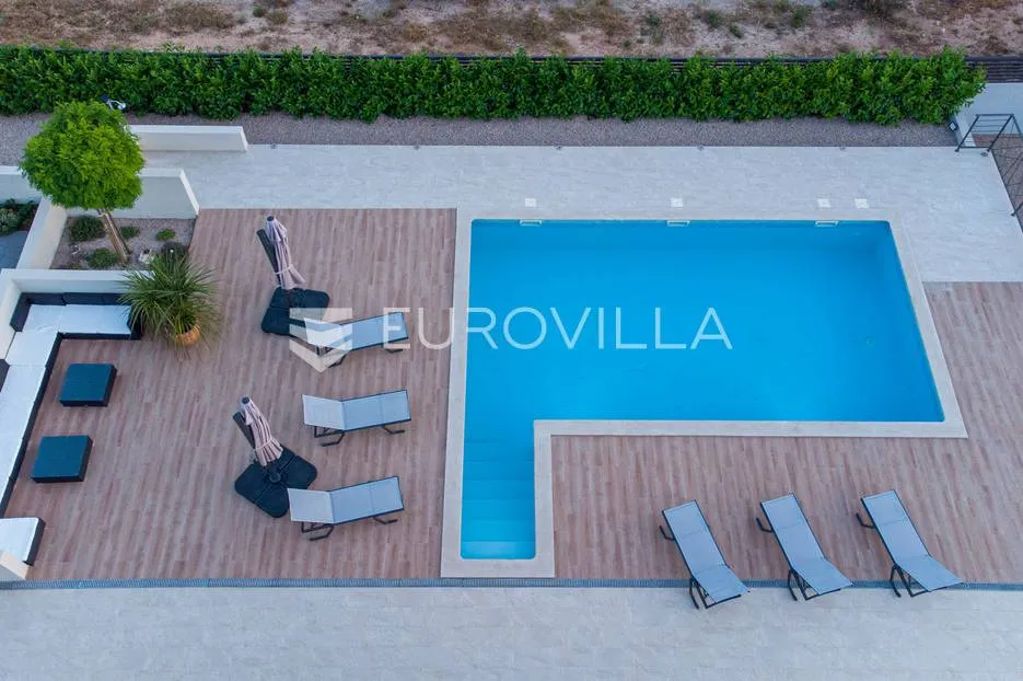 šibenik, prekrasna villa s bazenom i košarkaškim igralištem - slika 13