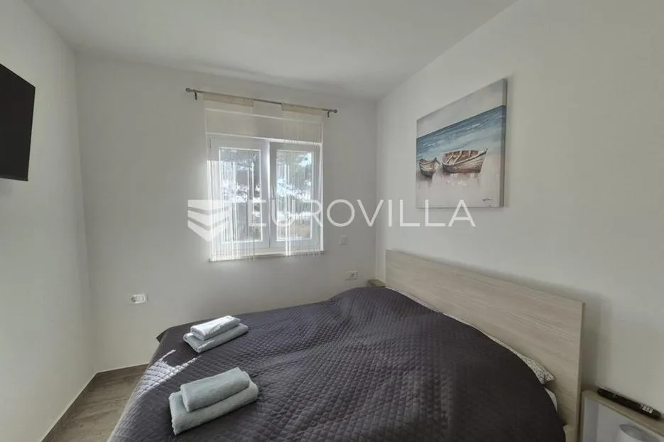 vir, prizemni apartman s 2 spavaće sobe, 40 m od mora, top lokacija - slika 36