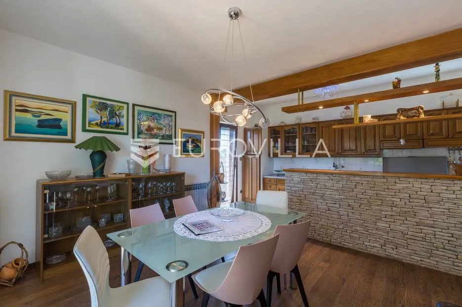 pula, veli vrh, vila s 4 odvojena apartmana, bazenom i velikom okućnicom - slika 49