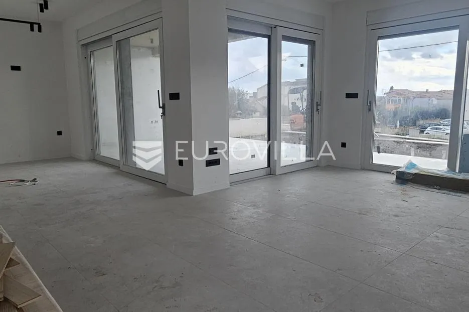 kaštel stari luksuzan stan 77 m² s velikom terasom i vrtom - slika 4