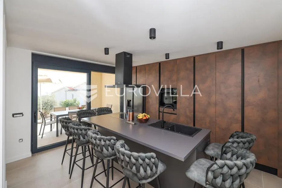 zadar, maslenica, luksuzna vila s bazenom i neometanim pogledom na more 254 m² - slika 8