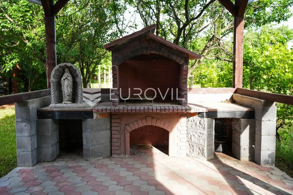 tovarnik, izuzetna prilika, prostrana kuća s tri stana i okućnicom od 1.949 m² - slika 22