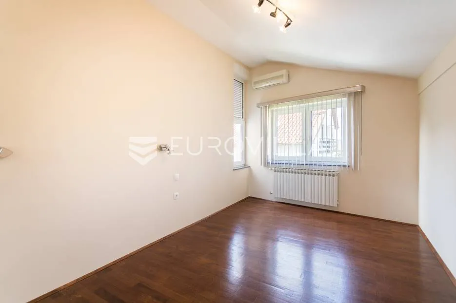 zagreb, šestinski vrh prekrasan šesterosoban dvoetažan stan 250m2 + 2 garaže - slika 15