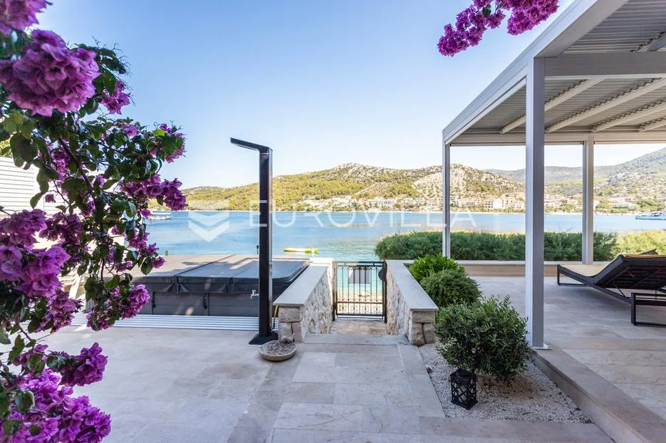 Trogir, Seget Vranjica prekrasna kuća prvi red do mora - Seget Vranjica, Seget