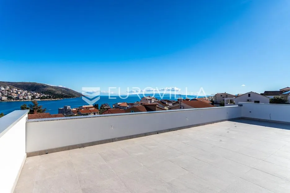 Čiovo, Okrug Gornji, trosoban penthouse s prostranim terasama i pogledom na more, 88.57 m² - Trogir