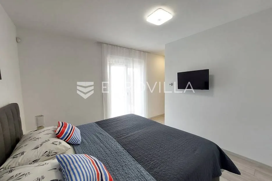 šišan, moderna villa s bazenom na mirnoj lokaciji - slika 14