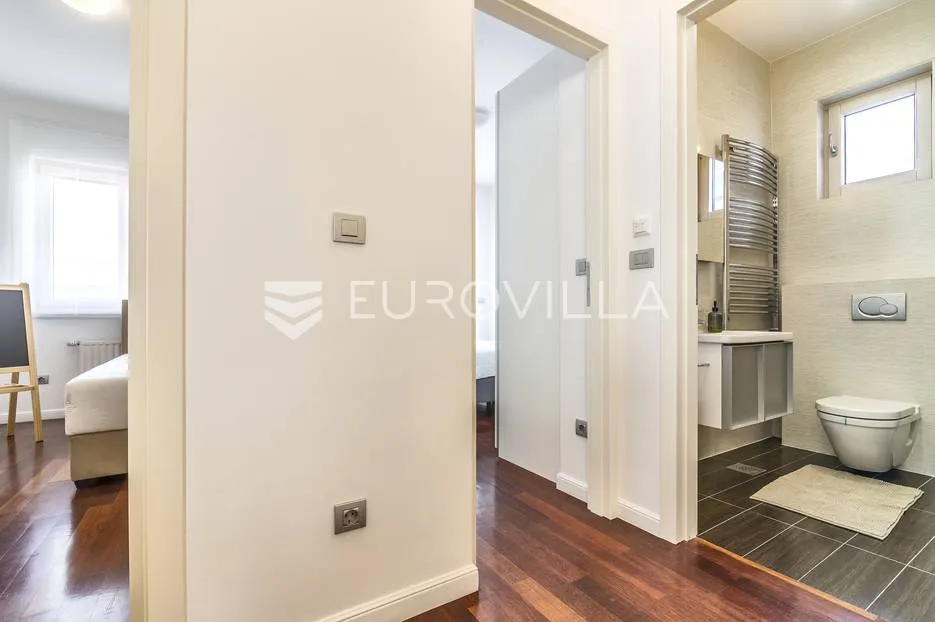 pantovčak četverosobni penthouse za najam u urbanoj vili na zelengaju - slika 11