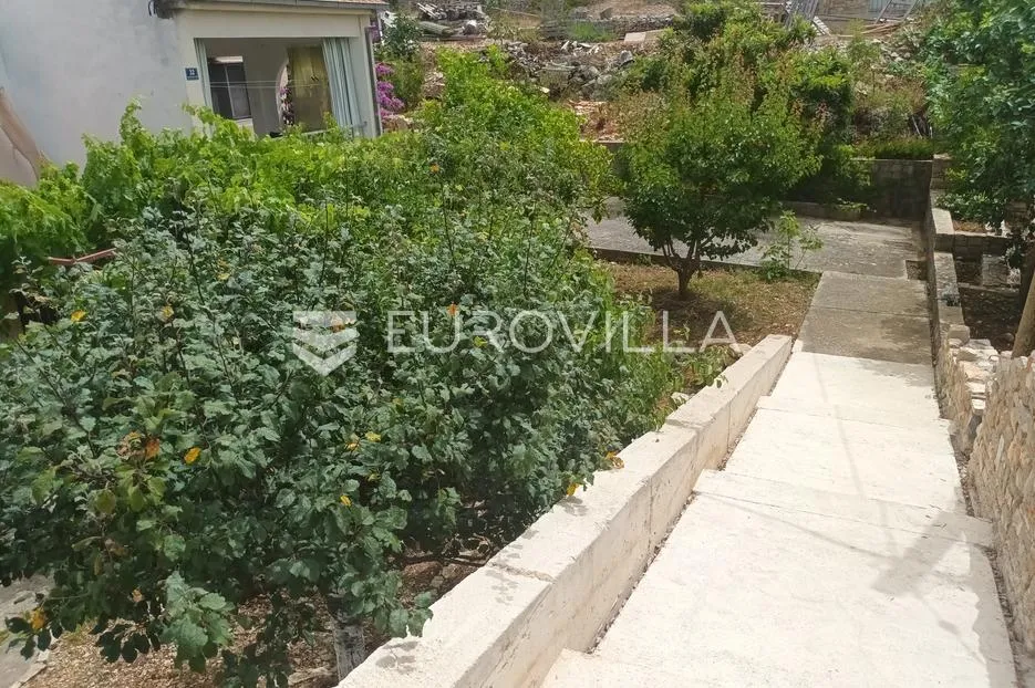 maslinica, otok šolta, dvojna kuća okružena zelenilom, položena na parceli površine 382 m² - slika 3