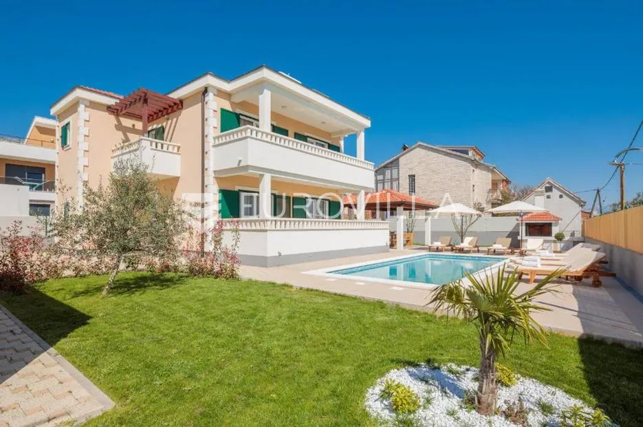 Kaštel Stari, obiteljska kuća s bazenom