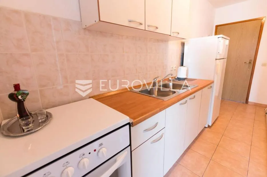otok ugljan, kuća s pet apartmana prvi red do mora - slika 11