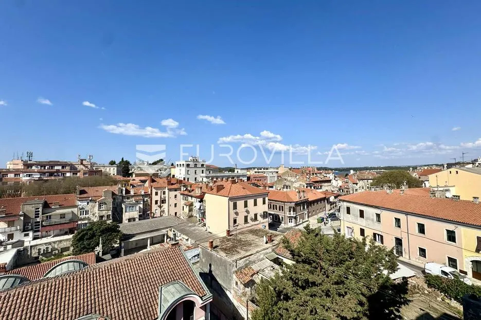 istra, pula, prostran stan u centru s pogledom na grad i more - slika 12
