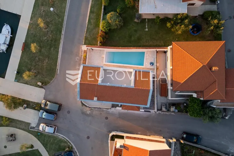 zadar, nin, moderna kuća s bazenom prvi red uz more - slika 9