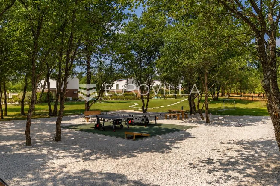 istra, labin, vrhunska moderna villa "e", grijani bazen 48 m², 2642 m² uređene okućnice - slika 24
