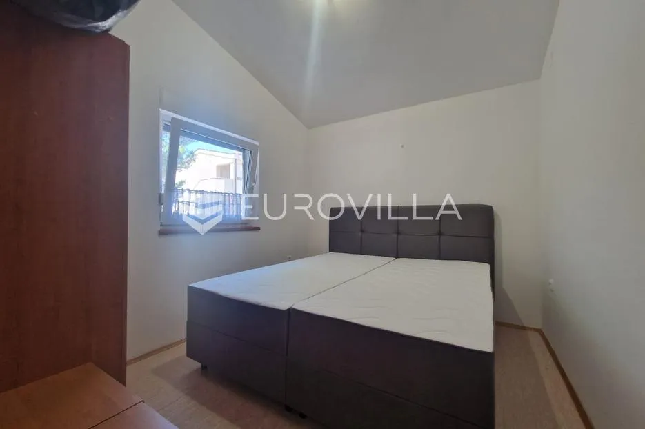 vir, kuća s dva apartmana, 6 spavaćih soba i velikim privatnim dvorištem - slika 12