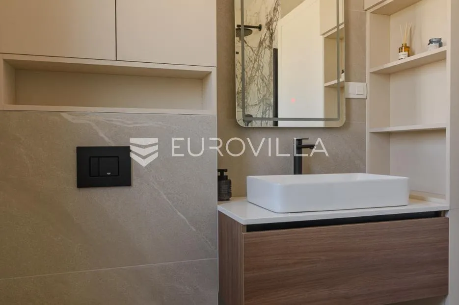 trogir, čiovo, luksuzan penthouse sa krovnom terasom i bazenom - slika 38
