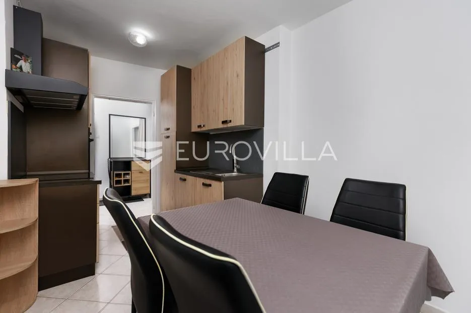 senj, dvosobni stan od 57 m² u strogom centru - slika 11