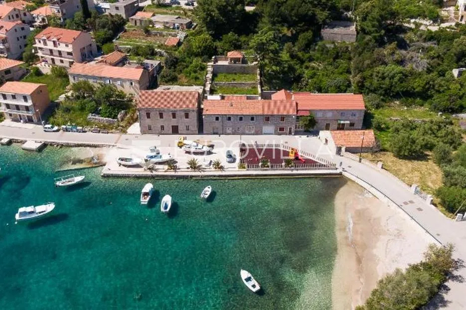 Korčula, Brna, građevinsko zemljište u drugom redu do mora