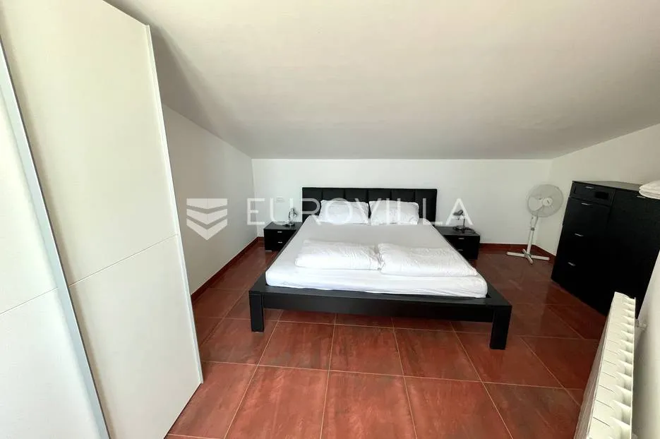 otok rab, barbat, predivan penthouse na vrhu apartmanske ville 66 m² - slika 7