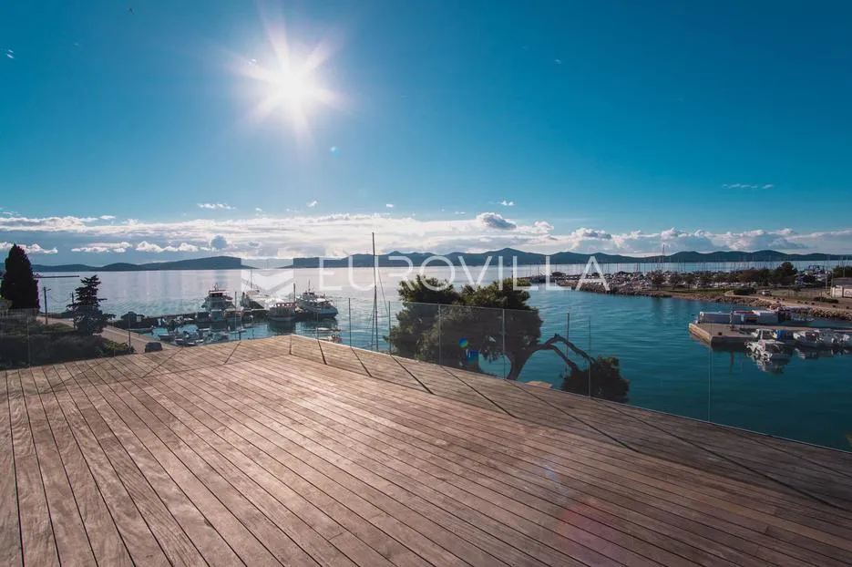 zadar, prvi red uz more — luksuzna dizajnerska vila s rooftop terasom - slika 11