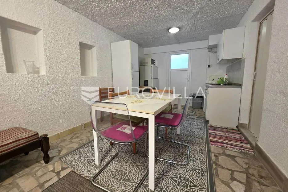ližnjan, prostrana apartmanska kuća s tri stambene jedinice i vrtom - slika 36