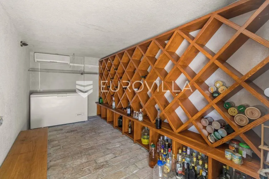 istra, umag - unikatna villa nkp 400 m2 na svega 30 m od mora - slika 52